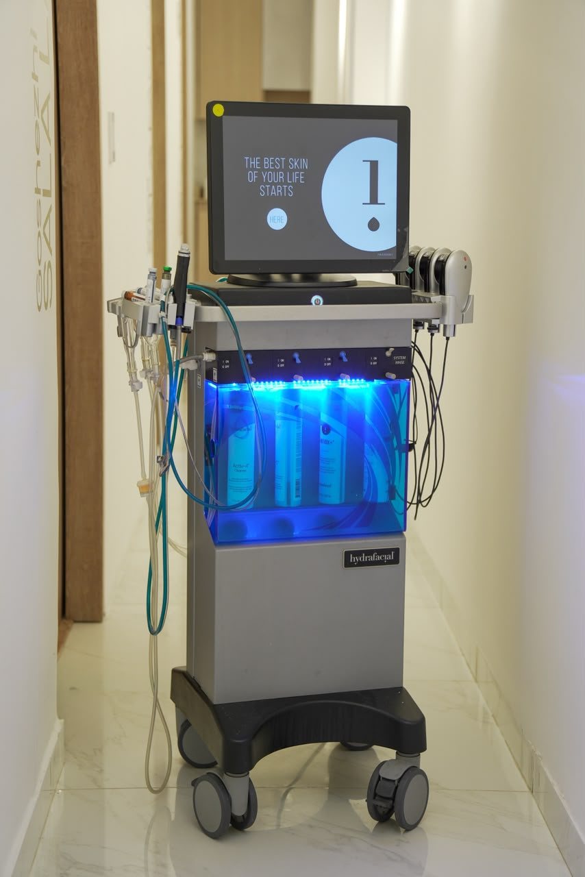 Equipo Hydrafacial con sus frascos iluminados en WIWA