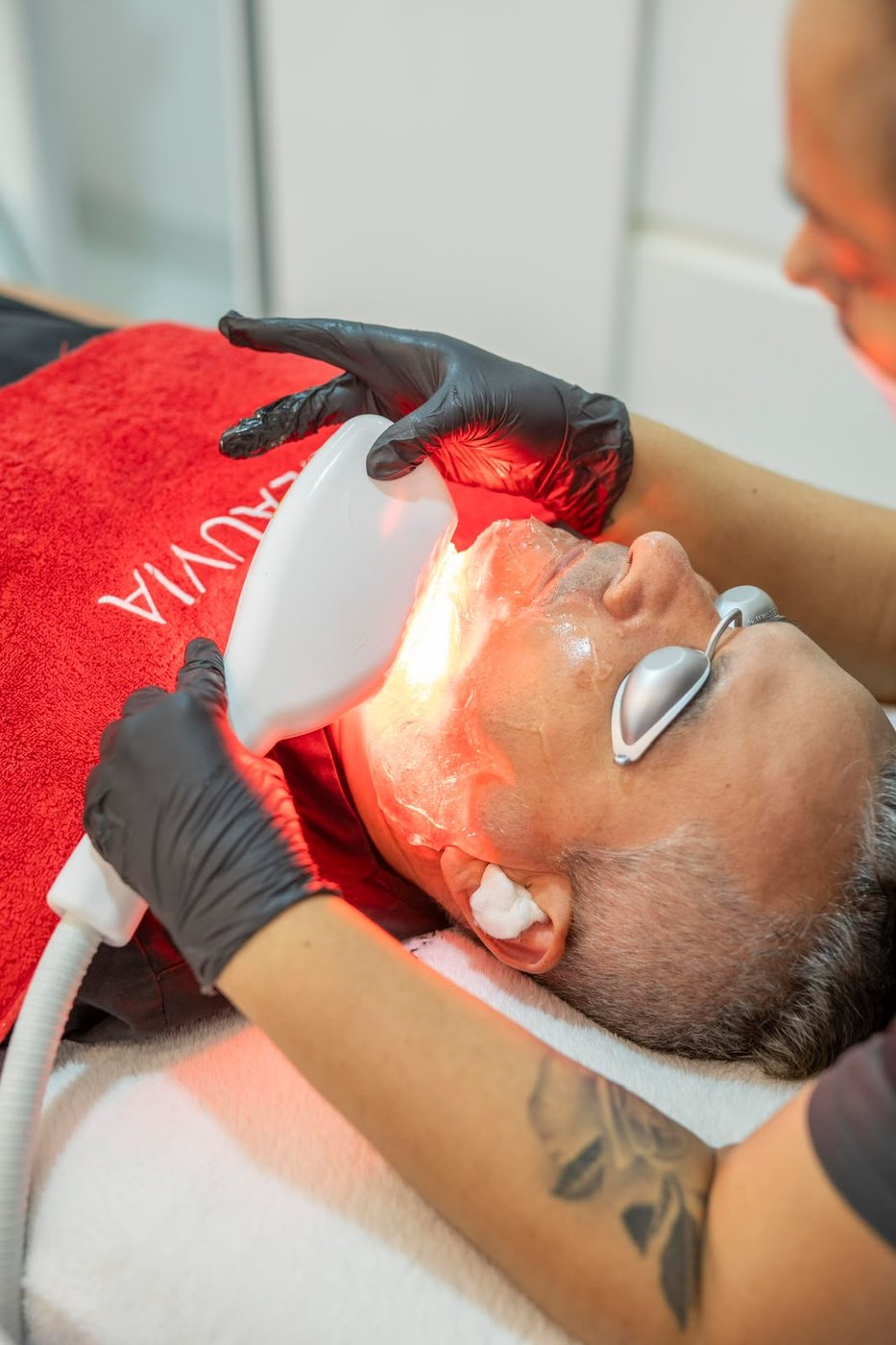 Paciente durante una sesión facial con luz en una cabina de WIWA