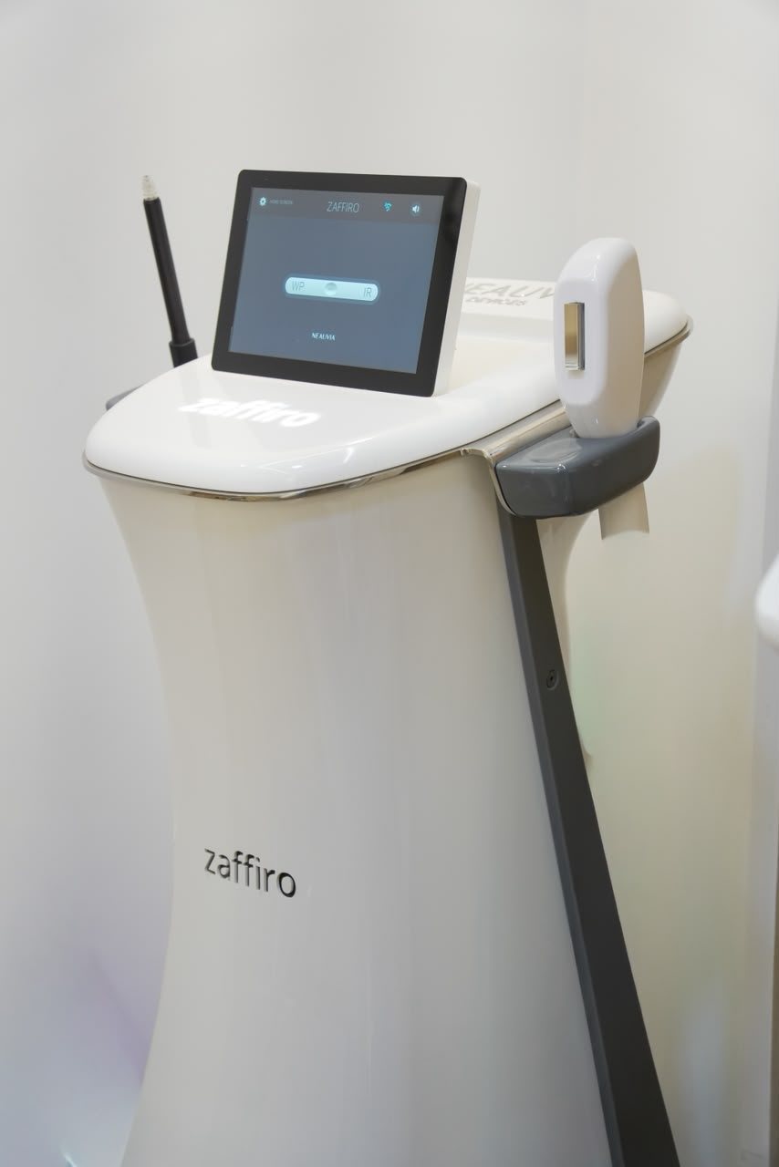 Equipo Zaffiro en una cabina de WIWA